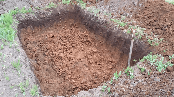 庭穴掘りは アウト イン がコツ 刈った枝草の処理場にしたい 72ログ